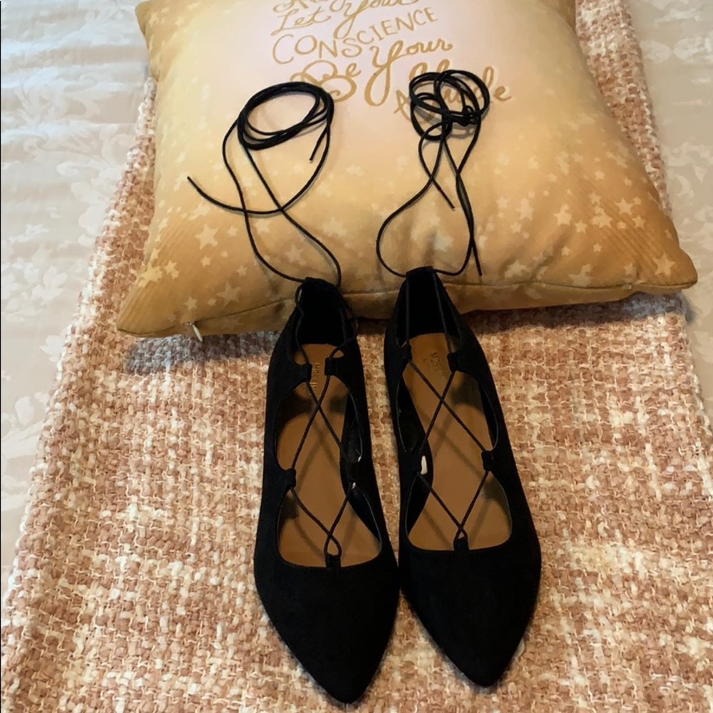 Massimo supply company laced up black flats.